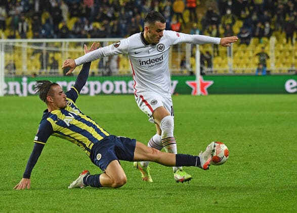 09 12 2021, xjhx, football UEFA Europa League, Fenerbahce Istanbul Eintracht Frankfurt emspor, v l Serdar Aziz Fenerbahce Istanbul Filip Kostic Eintracht Frankfurt Zweikampf, action, action, battle for the ball DFL DFB REGULATIONS PROHIBIT ANY USE OF PHOTOGRAPHS as IMAGE SEQUENCES and or QUASI VIDEO Istanbul
