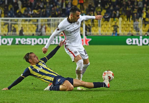 09 12 2021, xjhx, football UEFA Europa League, Fenerbahce Istanbul Eintracht Frankfurt emspor, v l Serdar Aziz Fenerbahce Istanbul Filip Kostic Eintracht Frankfurt Zweikampf, action, action, battle for the ball DFL DFB REGULATIONS PROHIBIT ANY USE OF PHOTOGRAPHS as IMAGE SEQUENCES and or QUASI VIDEO Istanbul