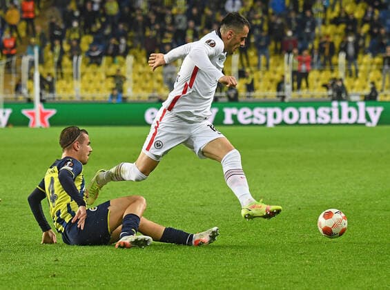09 12 2021, xjhx, football UEFA Europa League, Fenerbahce Istanbul Eintracht Frankfurt emspor, v l Serdar Aziz Fenerbahce Istanbul Filip Kostic Eintracht Frankfurt Zweikampf, action, action, battle for the ball DFL DFB REGULATIONS PROHIBIT ANY USE OF PHOTOGRAPHS as IMAGE SEQUENCES and or QUASI VIDEO Istanbul