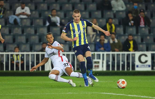 09 12 2021, Football UEFA Europa League, Fenerbahce SK Istanbul Eintracht Frankfurt, emonline, emspor, v l , Timothy Chandler Eintracht Frankfurt , Serdar Aziz Fenerbahce Istanbul DFL DFB REGULATIONS PROHIBIT ANY USE OF PHOTOGRAPHS AS IMAGE SEQUENCES AND OR QUASI VIDEO xdcx Copyright: HMBxMedia Claus
