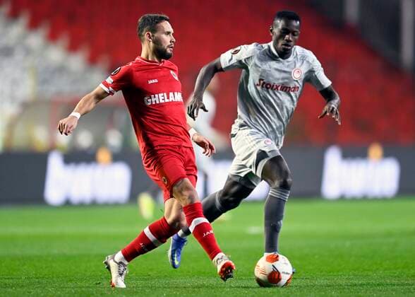 ANTWERPEN, BELGIUM - DECEMBER 09 : Birger Verstraete defender of Antwerp FC in action during the UEFA Europa League Group Stage - Group D match between Antwerp FC and Olympiacos FC at the Bosuil stadium on December 09, 2021 in Antwerpen, Belgium, 9 12 2021 ( Antwerp FC v Olympiacos FC : UEFA Europa League PhotoNews Panoramic 