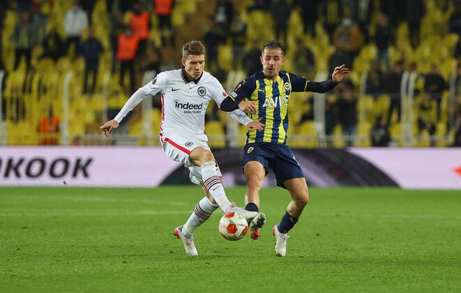 09 12 2021, Football UEFA Europa League, Fenerbahce SK Istanbul Eintracht Frankfurt, emonline, emspor, v l , Kristijan Jakic Eintracht Frankfurt , Dimitrios Pelkas Fenerbahce Istanbul DFL DFB REGULATIONS PROHIBIT ANY USE OF PHOTOGRAPHS AS IMAGE SEQUENCES AND OR QUASI VIDEO xdcx Copyright: HMBxMedia Claus