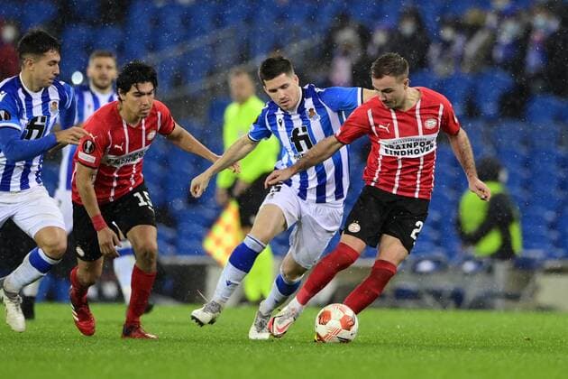 SAN SEBASTIAN lr Igor Zubeldia of Real Sociedad, Mario Gotze of PSV Eindhoven during the UEFA Europa League match between Real Sociedad and PSV Eindhoven at Estadio de Anoeta on December 9, 2021 in San Sebastian, Spain ANP OLAF KRAAK UEFA Europa League 2021 2022 xVIxANPxSportx xxANPxIVx 441834411