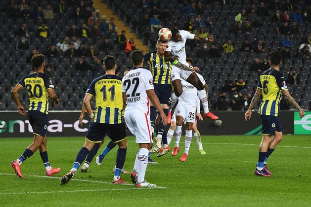 09 12 2021, xjhx, football UEFA Europa League, Fenerbahce Istanbul Eintracht Frankfurt emspor, v l Evan Ndicka N Dicka N Dicka Eintracht Frankfurt header duel header duel Serdar Aziz Fenerbahce Istanbul DFL DFB REGULATIONS PROHIBIT ANY USE OF PHOTOGRAPHS as IMAGE SEQUENCES and or QUASI VIDEO Istanbul