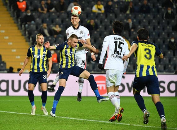 09 12 2021, xjhx, football UEFA Europa League, Fenerbahce Istanbul Eintracht Frankfurt emspor, v l Attila Szalai Fenerbahce Istanbul Rafael Borre, Rafael Santos Borre Maury Eintracht Frankfurt header duel header duel DFL DFB REGULATIONS PROHIBIT ANY USE OF PHOTOGRAPHS AS IMAGE SEQUENCES AND OR QUASI VIDEO Istanbul