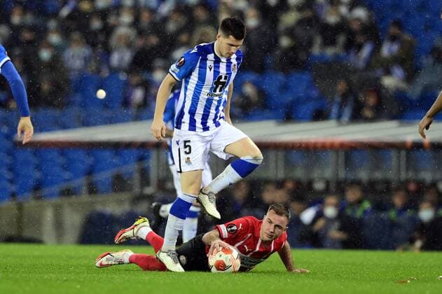 SAN SEBASTIAN lr Igor Zubeldia of Real Sociedad, Mario Gotze of PSV Eindhoven during the UEFA Europa League match between Real Sociedad and PSV Eindhoven at Estadio de Anoeta on December 9, 2021 in San Sebastian, Spain ANP OLAF KRAAK UEFA Europa League 2021 2022 xVIxANPxSportx xxANPxIVx 441834437