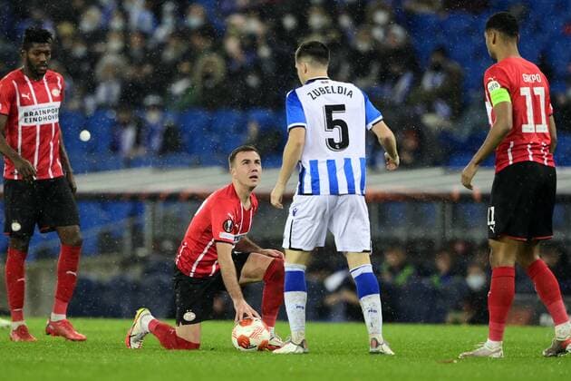 SAN SEBASTIAN lr Mario Gotze of PSV Eindhoven, Igor Zubeldia of Real Sociedad during the UEFA Europa League match between Real Sociedad and PSV Eindhoven at Estadio de Anoeta on December 9, 2021 in San Sebastian, Spain ANP OLAF KRAAK UEFA Europa League 2021 2022 xVIxANPxSportx xxANPxIVx 441834484