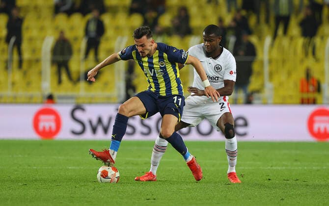 09 12 2021, Football UEFA Europa League, Fenerbahce SK Istanbul Eintracht Frankfurt, emonline, emspor, v l , Mergim Berisha Fenerbahce Istanbul , Evan Ndicka Eintracht Frankfurt DFL DFB REGULATIONS PROHIBIT ANY USE OF PHOTOGRAPHS AS IMAGE SEQUENCES AND OR QUASI VIDEO xdcx Copyright: HMBxMedia Claus