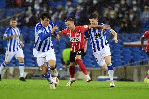 SAN SEBASTIAN lr Robin Le Normand of Real Sociedad, Mario Gotze of PSV Eindhoven, Igor Zubeldia of Real Sociedad during the UEFA Europa League match between Real Sociedad and PSV Eindhoven at Estadio de Anoeta on December 9, 2021 in San Sebastian, Spain ANP OLAF KRAAK UEFA Europa League 2021 2022 xVIxANPxSportx xxANPxIVx 441834542