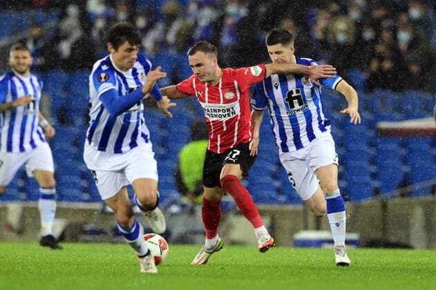 SAN SEBASTIAN lr Robin Le Normand of Real Sociedad, Mario Gotze of PSV Eindhoven, Igor Zubeldia of Real Sociedad during the UEFA Europa League match between Real Sociedad and PSV Eindhoven at Estadio de Anoeta on December 9, 2021 in San Sebastian, Spain ANP OLAF KRAAK UEFA Europa League 2021 2022 xVIxANPxSportx xxANPxIVx 441834562