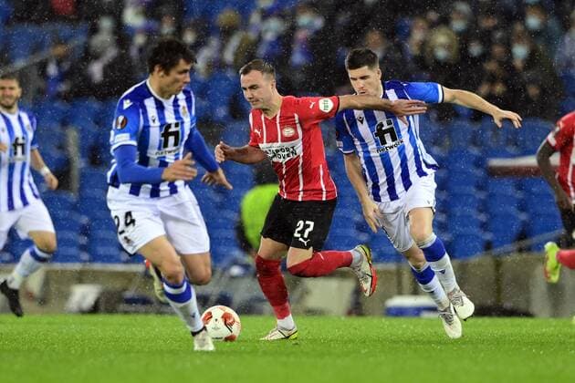 SAN SEBASTIAN lr Robin Le Normand of Real Sociedad, Mario Gotze of PSV Eindhoven, Igor Zubeldia of Real Sociedad during the UEFA Europa League match between Real Sociedad and PSV Eindhoven at Estadio de Anoeta on December 9, 2021 in San Sebastian, Spain ANP OLAF KRAAK UEFA Europa League 2021 2022 xVIxANPxSportx xxANPxIVx 441834572