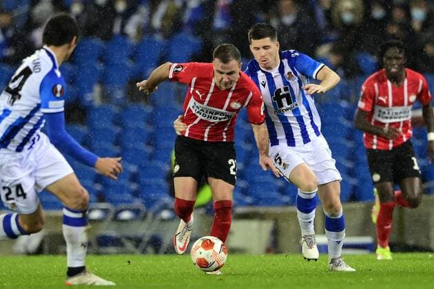SAN SEBASTIAN lr Mario Gotze of PSV Eindhoven, Igor Zubeldia of Real Sociedad during the UEFA Europa League match between Real Sociedad and PSV Eindhoven at Estadio de Anoeta on December 9, 2021 in San Sebastian, Spain ANP OLAF KRAAK UEFA Europa League 2021 2022 xVIxANPxSportx xxANPxIVx 441834600