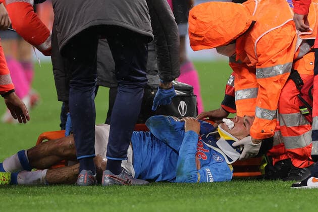 Hirving Lozano of SSC Napoli injured during the Uefa Europa League 2021 2022 group C football match between SSC Napoli and Leicester at Diego Armando Maradona stadium in Napoli (Italy), December 09th, 2021. Photo Cesare Purini Insidefoto cesarexpurini
