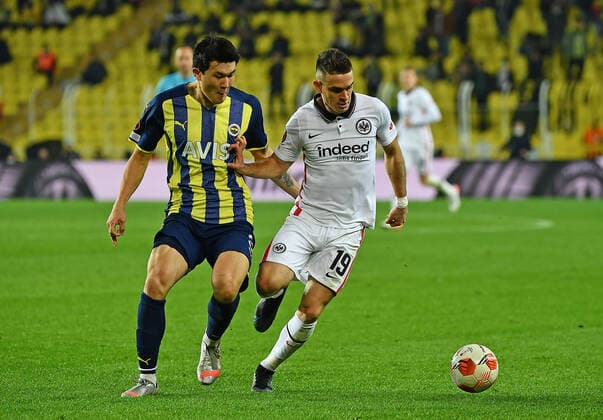 09 12 2021, xjhx, football UEFA Europa League, Fenerbahce Istanbul Eintracht Frankfurt emspor, v l Min Jae Kim Fenerbahce Istanbul Rafael Borre, Rafael Santos Borre Maury Eintracht Frankfurt Zweikampf, action, battle for the ball DFL DFB REGULATIONS PROHIBIT ANY USE OF PHOTOGRAPHS as IMAGE SEQUENCES and or QUASI VIDEO Istanbul