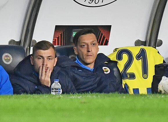 09 12 2021, xjhx, football UEFA Europa League, Fenerbahce Istanbul Eintracht Frankfurt emspor, v l Mesut Oezil Fenerbahce Istanbul only on the bench DFL DFB REGULATIONS PROHIBIT ANY USE OF PHOTOGRAPHS as IMAGE SEQUENCES and or QUASI VIDEO Istanbul