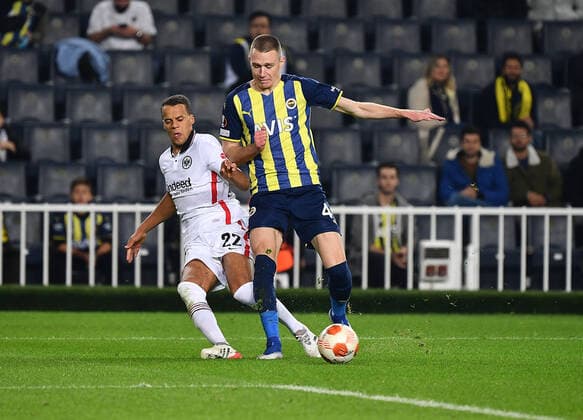 09 12 2021, xjhx, football UEFA Europa League, Fenerbahce Istanbul Eintracht Frankfurt emspor, v l Timothy Chandler Eintracht Frankfurt Attila Szalai Fenerbahce Istanbul Zweikampf, action, action, battle for the ball DFL DFB REGULATIONS PROHIBIT ANY USE OF PHOTOGRAPHS as IMAGE SEQUENCES and or QUASI VIDEO Istanbul
