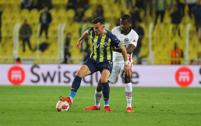 09 12 2021, Football UEFA Europa League, Fenerbahce SK Istanbul Eintracht Frankfurt, emonline, emspor, v l , Mergim Berisha Fenerbahce Istanbul , Evan Ndicka Eintracht Frankfurt DFL DFB REGULATIONS PROHIBIT ANY USE OF PHOTOGRAPHS AS IMAGE SEQUENCES AND OR QUASI VIDEO xdcx Copyright: HMBxMedia Claus