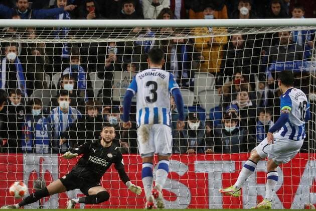 Real Sociedad s striker Mikel Oyarzabal (R) shoots to score the 1-0 lead during the Europa League Group B match between Real Sociedad and PSV Eindhoven at Reale Arena, San Sebastian, northern Spain 09 December 2021. REAL SOCIEDAD vs PSV EINDHOVEN !ACHTUNG: NUR REDAKTIONELLE NUTZUNG!  Copyright: xJuanxHerrerox GRAF1418 20211209-b949bfeab68ce5266a79214730c83cbedecc1a09