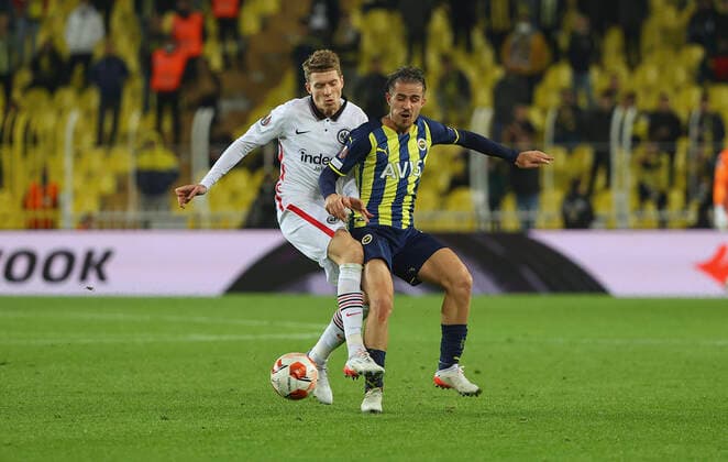 09 12 2021, Football UEFA Europa League, Fenerbahce SK Istanbul Eintracht Frankfurt, emonline, emspor, v l , Kristijan Jakic Eintracht Frankfurt , Dimitrios Pelkas Fenerbahce Istanbul DFL DFB REGULATIONS PROHIBIT ANY USE OF PHOTOGRAPHS AS IMAGE SEQUENCES AND OR QUASI VIDEO xdcx Copyright: HMBxMedia Claus