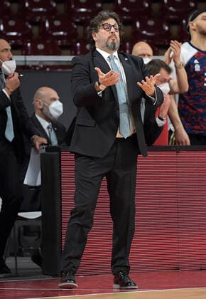 09 12 2021, xemx, Basketball EuroLeague, FC Bayern Muenchen Anadolu Efes Istanbul emspor, v l head coach Andrea Trinchieri FC Bayern Basketball gives instructions, gestures with arms, gesticulate, gives instructions Muenchen