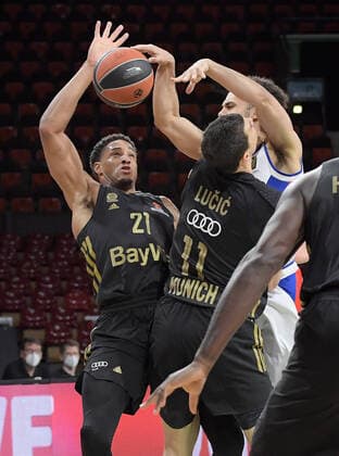 09 12 2021, xemx, Basketball EuroLeague, FC Bayern Muenchen Anadolu Efes Istanbul emspor, v l Augustine Rubit FC Bayern Basketball , Vladimir Lucic FC Bayern Basketball , Shane Larkin Anadolu Efes Istanbul Zweikampf, action, action, battle for the ball Muenchen