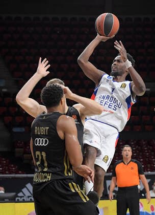 09 12 2021, xemx, Basketball EuroLeague, FC Bayern Muenchen Anadolu Efes Istanbul emspor, v l Augustine Rubit FC Bayern Basketball , Andreas Obst FC Bayern Basketball , Rodrigue Beaubois Anadolu Efes Istanbul Zweikampf, action, battle for the ball Muenchen