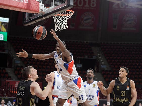 09 12 2021, xemx, Basketball EuroLeague, FC Bayern Muenchen Anadolu Efes Istanbul emspor, v l Andreas Obst FC Bayern Basketball , Bryant Dunston Anadolu Efes Istanbul , Augustine Rubit FC Bayern Basketball Muenchen