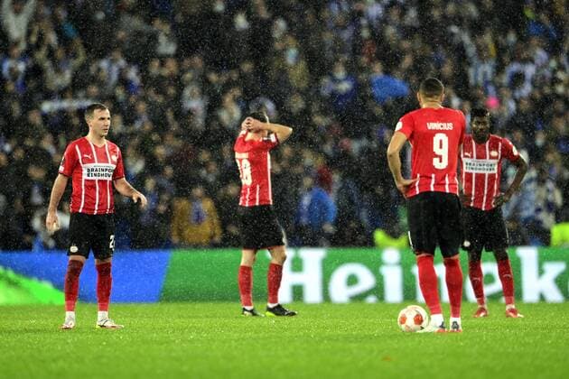 SAN SEBASTIAN lr Mario Gotze of PSV Eindhoven, Olivier Boscagli of PSV Eindhoven, Carlos Vinicius of PSV Eindhoven, Ibrahim Sangare of PSV Eindhoven disappointed after the 2 0 during the UEFA Europa League match between Real Sociedad and PSV Eindhoven in Estadio de Anoeta on December 9, 2021 in San Sebastian, Spain ANP OLAF KRAAK UEFA Europa League 2021 2022 xVIxANPxSportx xxANPxIVx 441835191