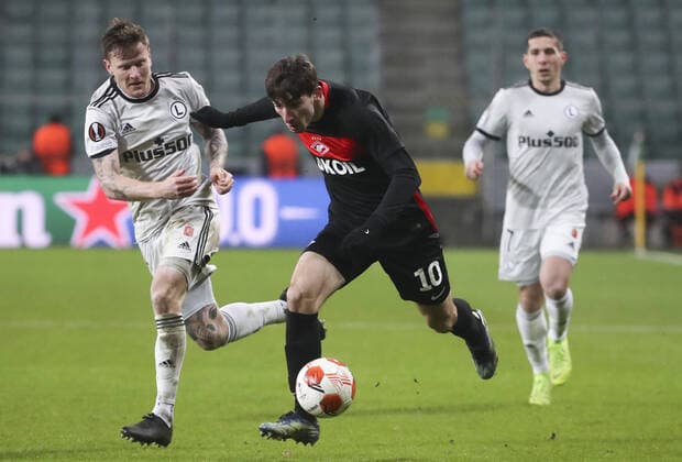 WARSAW, POLAND - DECEMBER 9, 2021: Legia s Mattias Johansson, Spartak s Zelimkhan Bakayev, and Legia s Lirim Kastrati (L-R) struggle for the ball in the 2021 22 UEFA Europa League Group C Round 6 match between Spartak Moscow and Legia Warsaw at the Marshall Jozef Pilsudski s Municipal Stadium of Legia Warsaw. Alexander Demianchuk TASS  TS11B4CA