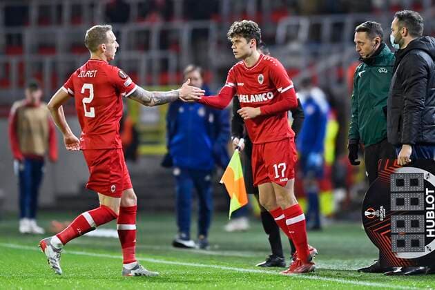 ANTWERPEN, BELGIUM - DECEMBER 09 : Ritchie De Laet defender of Antwerp FC is being substituted by Robbe Quirynen defender of Antwerp FC during the UEFA Europa League Group Stage - Group D match between Antwerp FC and Olympiacos FC at the Bosuil stadium on December 09, 2021 in Antwerpen, Belgium, 9 12 2021 ( Antwerp FC v Olympiacos FC : UEFA Europa League PhotoNews Panoramic 