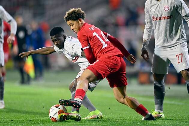 ANTWERPEN, BELGIUM - DECEMBER 09 : Manuel Benson forward of Antwerp FC is fighting for the ball with Aguibou Camara midfielder of Olympiacos FC during the UEFA Europa League Group Stage - Group D match between Antwerp FC and Olympiacos FC at the Bosuil stadium on December 09, 2021 in Antwerpen, Belgium, 9 12 2021 ( Antwerp FC v Olympiacos FC : UEFA Europa League PhotoNews Panoramic 