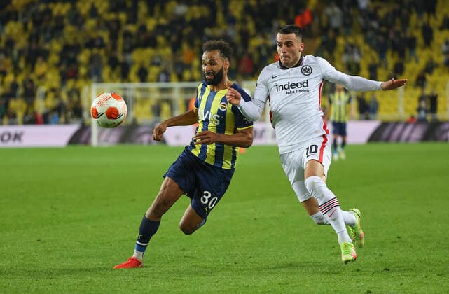 09 12 2021, Football UEFA Europa League, Fenerbahce SK Istanbul Eintracht Frankfurt, emonline, emspor, v l , Nazim Sangare Fenerbahce Istanbul , Filip Kostic Eintracht Frankfurt DFL DFB REGULATIONS PROHIBIT ANY USE OF PHOTOGRAPHS AS IMAGE SEQUENCES AND OR QUASI VIDEO xdcx Copyright: HMBxMedia Claus