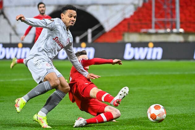 Olympiacos Kenny Lala and Antwerp s Pieter Gerkens fight for the ball during an Europa League game between Belgian soccer team Royal Antwerp FC and Greek soccer team Olympiacos F.C., Thursday 09 December 2021, in Antwerp, Belgium, on the sixth and last day in Group D of the UEFA Europa League group stage. LAURIExDIEFFEMBACQ  x3152894x