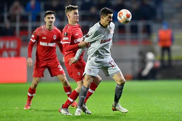 ANTWERPEN, BELGIUM - DECEMBER 09 : Marious Vrousai forward of Olympiacos FC is fighting for the ball with Pieter Gerkens midfielder of Antwerp FC during the UEFA Europa League Group Stage - Group D match between Antwerp FC and Olympiacos FC at the Bosuil stadium on December 09, 2021 in Antwerpen, Belgium, 9 12 2021 ( Antwerp FC v Olympiacos FC : UEFA Europa League PhotoNews Panoramic 