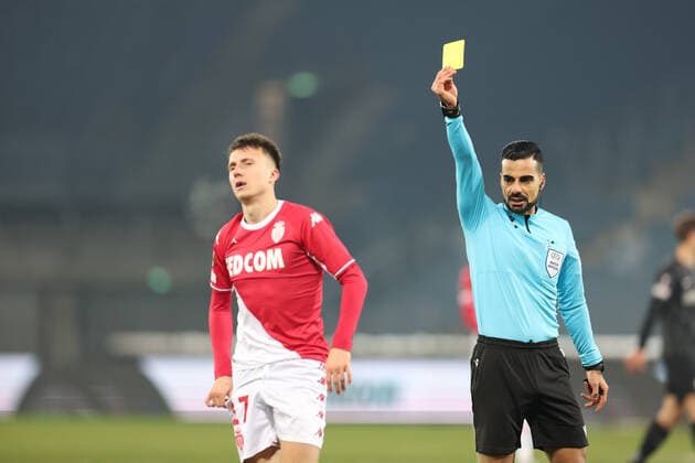 SOCCER - UEFA EL, Sturm vs Monaco GRAZ,AUSTRIA,09.DEC.21 - SOCCER - UEFA Europa League, group stage, SK Sturm Graz vs AS Monaco. Image shows Aleksandr Golovin (Monaco) and referee Mohammed Al-Hakim (SWE) .  GEPAxpictures xChrisxBauer