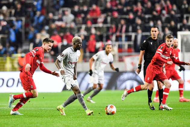 Antwerp s Johannes Eggestein and Olympiacos Henry Onyekuru fight for the ball during an Europa League game between Belgian soccer team Royal Antwerp FC and Greek soccer team Olympiacos F.C., Thursday 09 December 2021, in Antwerp, Belgium, on the sixth and last day in Group D of the UEFA Europa League group stage. TOMxGOYVAERTS  x3152903x