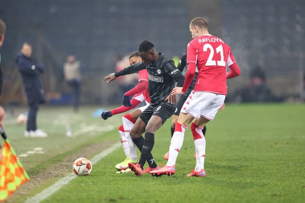SOCCER - UEFA EL, Sturm vs Monaco GRAZ,AUSTRIA,09.DEC.21 - SOCCER - UEFA Europa League, group stage, SK Sturm Graz vs AS Monaco. Image shows Kelvin Yeboah (Sturm) and Srahinja Pavlovic (Monaco) .  GEPAxpictures xChrisxBauer