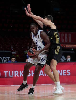 09 12 2018, Euroleague, FC Bayern Basketball vs Anadolou, Audi Dome Munich, sports, pictured Bryant Dunston Anadolou Efes vs Vladimir Lucic FCB Basketball.