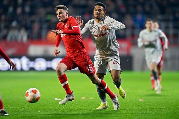 ANTWERPEN, BELGIUM - DECEMBER 09 : Kenny Lala defender of Olympiacos FC is challenged by Pieter Gerkens midfielder of Antwerp FC during the UEFA Europa League Group Stage - Group D match between Antwerp FC and Olympiacos FC at the Bosuil stadium on December 09, 2021 in Antwerpen, Belgium, 9 12 2021 ( Antwerp FC v Olympiacos FC : UEFA Europa League PhotoNews Panoramic 