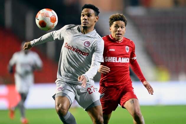 ANTWERPEN, BELGIUM - DECEMBER 09 : Kenny Lala defender of Olympiacos FC is challenged by Manuel Benson forward of Antwerp FC during the UEFA Europa League Group Stage - Group D match between Antwerp FC and Olympiacos FC at the Bosuil stadium on December 09, 2021 in Antwerpen, Belgium, 9 12 2021 ( Antwerp FC v Olympiacos FC : UEFA Europa League PhotoNews Panoramic 