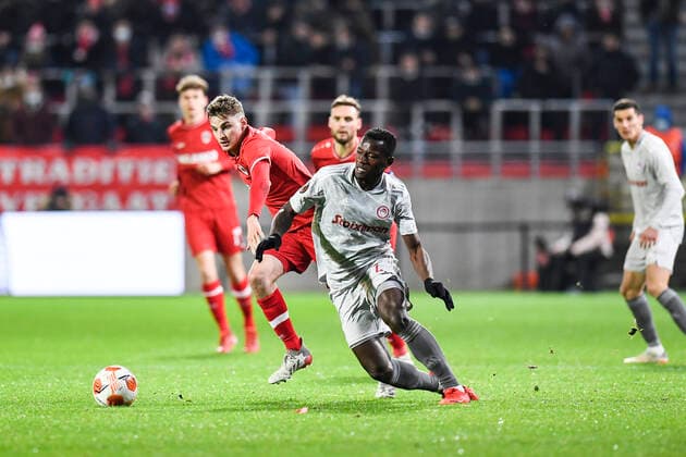 Antwerp s Pieter Gerkens and Olympiacos Mohamed Camara fight for the ball during an Europa League game between Belgian soccer team Royal Antwerp FC and Greek soccer team Olympiacos F.C., Thursday 09 December 2021, in Antwerp, Belgium, on the sixth and last day in Group D of the UEFA Europa League group stage. TOMxGOYVAERTS  x3152917x