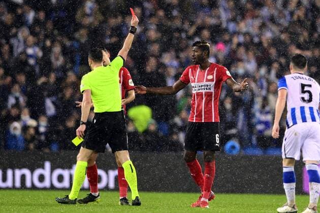 SAN SEBASTIAN lr Referee Felix Zwayer shows the red card to Ibrahim Sangare of PSV Eindhoven during the UEFA Europa League match between Real Sociedad and PSV Eindhoven at Estadio de Anoeta on December 9, 2021 in San Sebastian, Spain ANP OLAF KRAAK UEFA Europa League 2021 2022 xVIxANPxSportx xxANPxIVxx 441836194