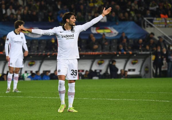 09 12 2021, xjhx, football UEFA Europa League, Fenerbahce Istanbul Eintracht Frankfurt emspor, v l Goncalo Paciencia Eintracht Frankfurt gestures gives instructions DFL DFB REGULATES PROHIBIT ANY USE OF PHOTOGRAPHS as IMAGE SEQUENCES and or QUASI VIDEO Istanbul