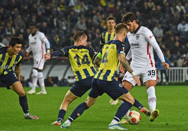 09 12 2021, xjhx, football UEFA Europa League, Fenerbahce Istanbul Eintracht Frankfurt emspor, v l Dimitrios Pelkas Fenerbahce Istanbul Serdar Aziz Fenerbahce Istanbul Goncalo Paciencia Eintracht Frankfurt Zweikampf, action, action, battle for the ball DFL DFB REGULATIONS PROHIBIT ANY USE OF PHOTOGRAPHS as IMAGE SEQUENCES and or QUASI VIDEO Istanbul