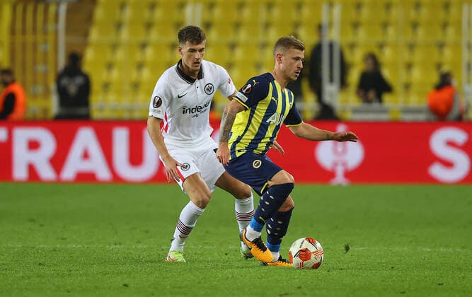 09 12 2021, Football UEFA Europa League, Fenerbahce SK Istanbul Eintracht Frankfurt, emonline, emspor, v l , Ajdin Hrustic Eintracht Frankfurt , Max Meyer Fenerbahce Istanbul DFL DFB REGULATIONS PROHIBIT ANY USE OF PHOTOGRAPHS AS IMAGE SEQUENCES AND OR QUASI VIDEO xdcx Copyright: HMBxMedia Claus