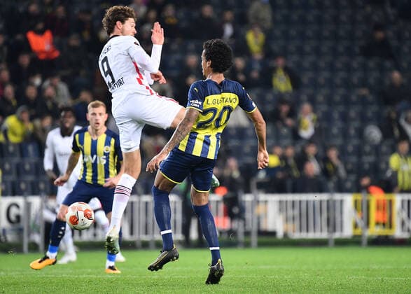 09 12 2021, xjhx, football UEFA Europa League, Fenerbahce Istanbul Eintracht Frankfurt emspor, v l Sam Lammers Eintracht Frankfurt Luiz Gustavo Fenerbahce Istanbul Zweikampf, action, action, battle for the ball DFL DFB REGULATIONS PROHIBIT ANY USE OF PHOTOGRAPHS as IMAGE SEQUENCES and or QUASI VIDEO Istanbul