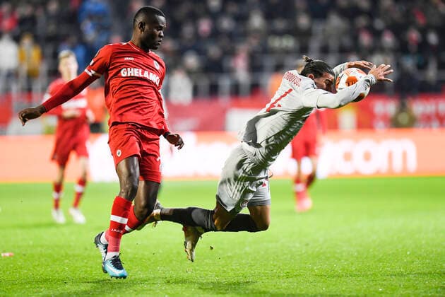 Antwerp s Ally Samatta Mbwana and Olympiacos Thanasis Androutsos fight for the ball during an Europa League game between Belgian soccer team Royal Antwerp FC and Greek soccer team Olympiacos F.C., Thursday 09 December 2021, in Antwerp, Belgium, on the sixth and last day in Group D of the UEFA Europa League group stage. TOMxGOYVAERTS  x3152924x