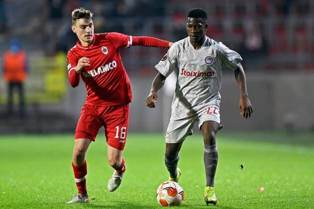ANTWERPEN, BELGIUM - DECEMBER 09 : Aguibou Camara midfielder of Olympiacos FC in duel with Pieter Gerkens midfielder of Antwerp FC during the UEFA Europa League Group Stage - Group D match between Antwerp FC and Olympiacos FC at the Bosuil stadium on December 09, 2021 in Antwerpen, Belgium, 9 12 2021 ( Antwerp FC v Olympiacos FC : UEFA Europa League PhotoNews Panoramic 
