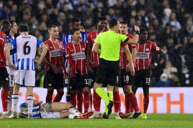 SAN SEBASTIAN lr Mario Gotze of PSV Eindhoven, Mauro Junior of PSV Eindhoven, Ibrahim Sangare of PSV Eindhoven, Olivier Boscagli of PSV Eindhoven, referee Felix Zwayer during the UEFA Europa League match between Real Sociedad and PSV Eindhoven in Estadio de Anoeta on December 9, 2021 in San Sebastian, Spain ANP OLAF KRAAK UEFA Europa League 2021 2022 xVIxANPxSportx xxANPxIVx 441836370