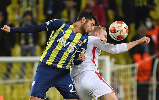 09 12 2021, xjhx, football UEFA Europa League, Fenerbahce Istanbul Eintracht Frankfurt emspor, v l Muhammed Guemueskaya Fenerbahce Istanbul Sebastian Rode Eintracht Frankfurt header duel duel DFL DFB REGULATIONS PROHIBIT ANY USE OF PHOTOGRAPHS AS IMAGE SEQUENCES AND OR QUASI VIDEO Istanbul